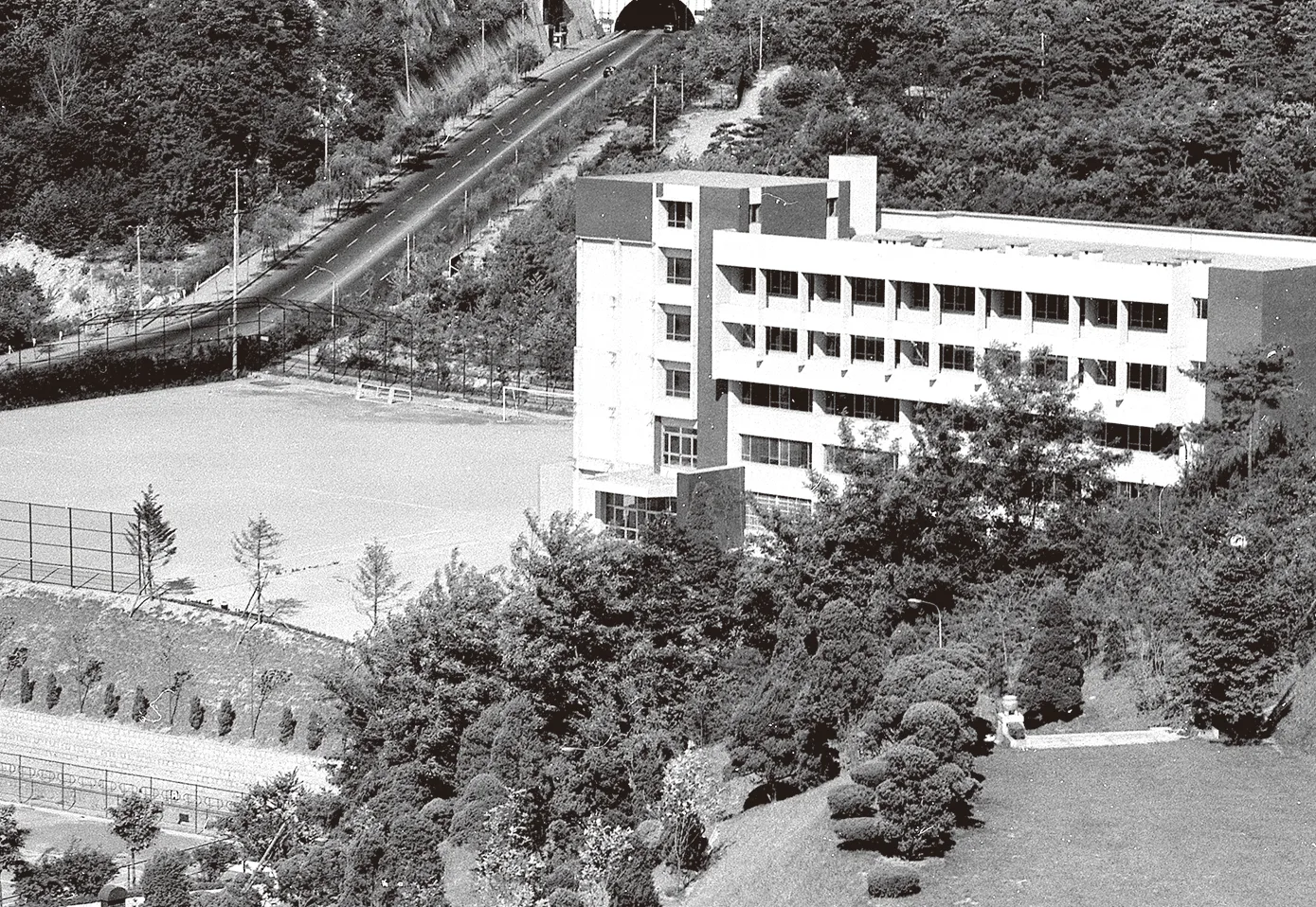 1976년 준공된 국민대학 공학관