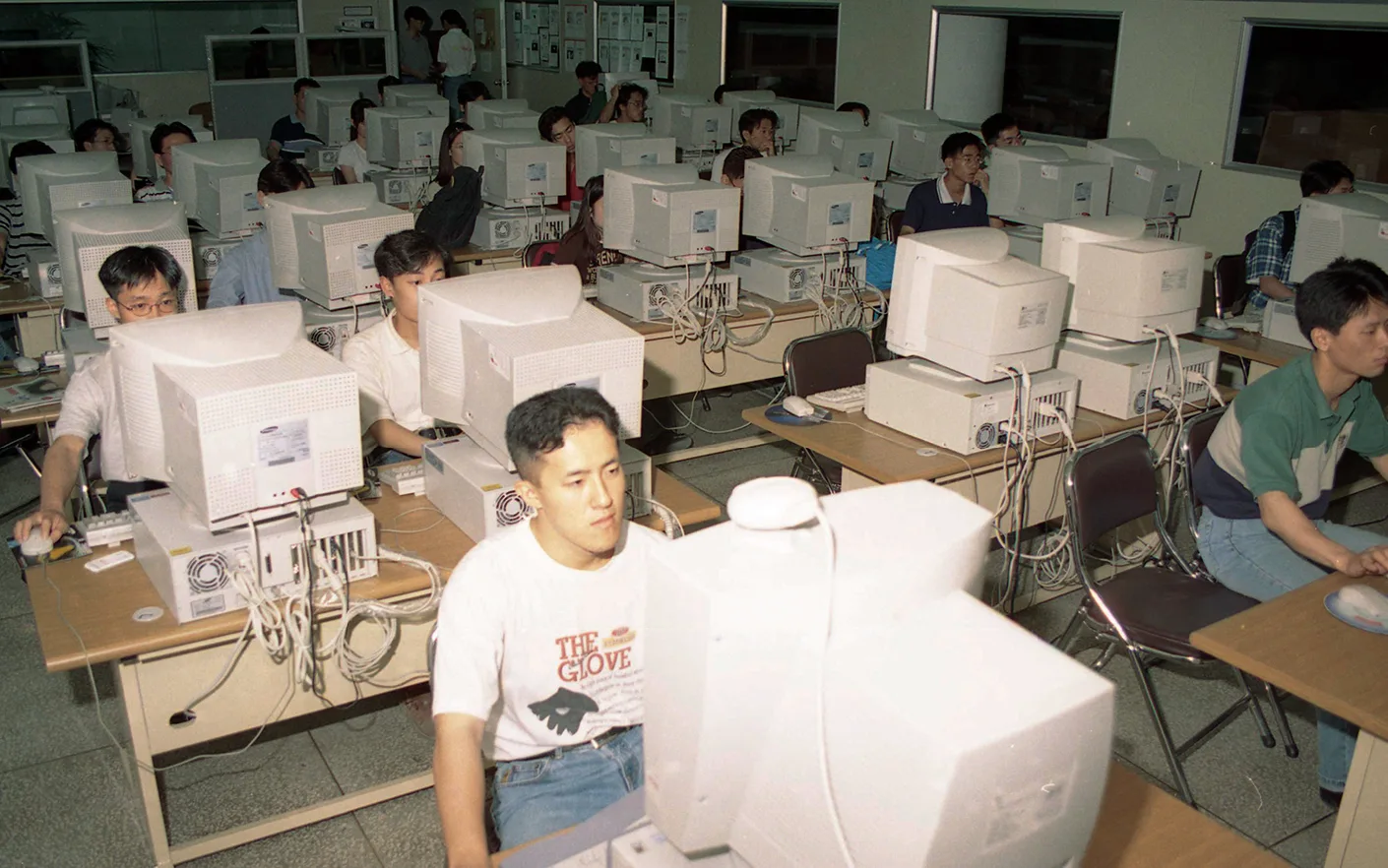 1997년 교내 전산실에서 컴퓨터를 사용하는 학생들