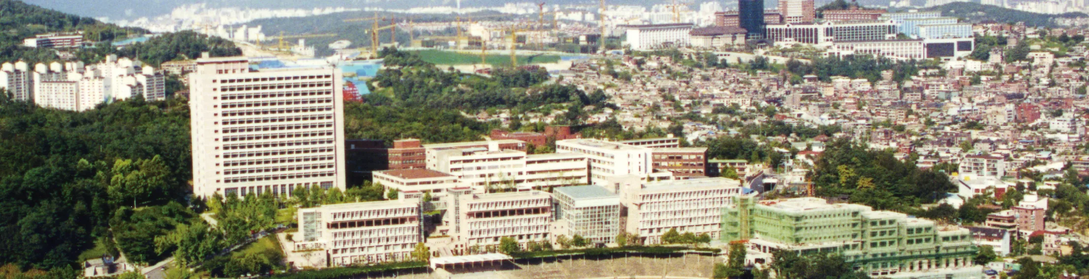 1990년대 확장된 국민대학교 캠퍼스 전경의 흐림 배경