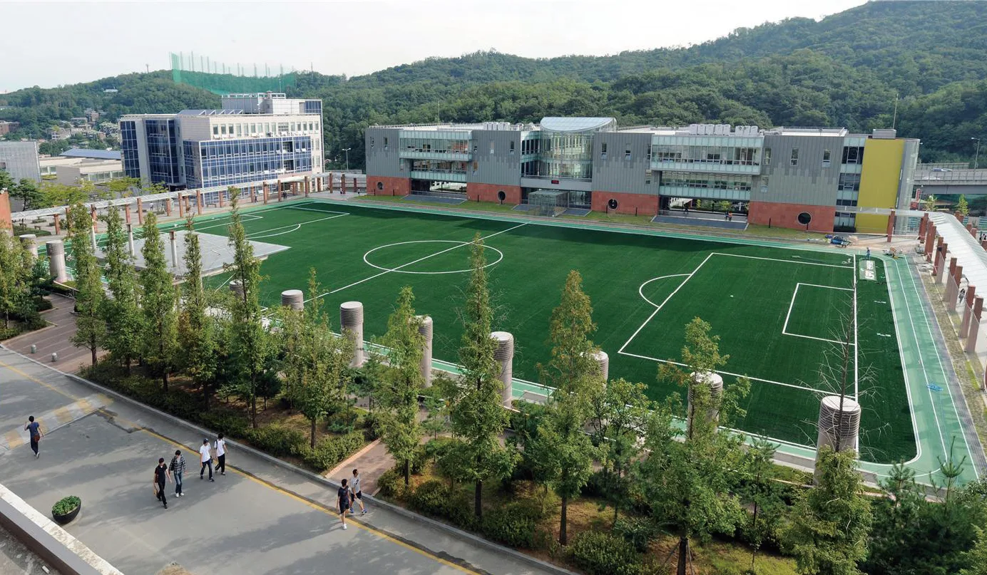 인조잔디 운동장을 중심으로 펼쳐진 2009년 국민대학교 캠퍼스