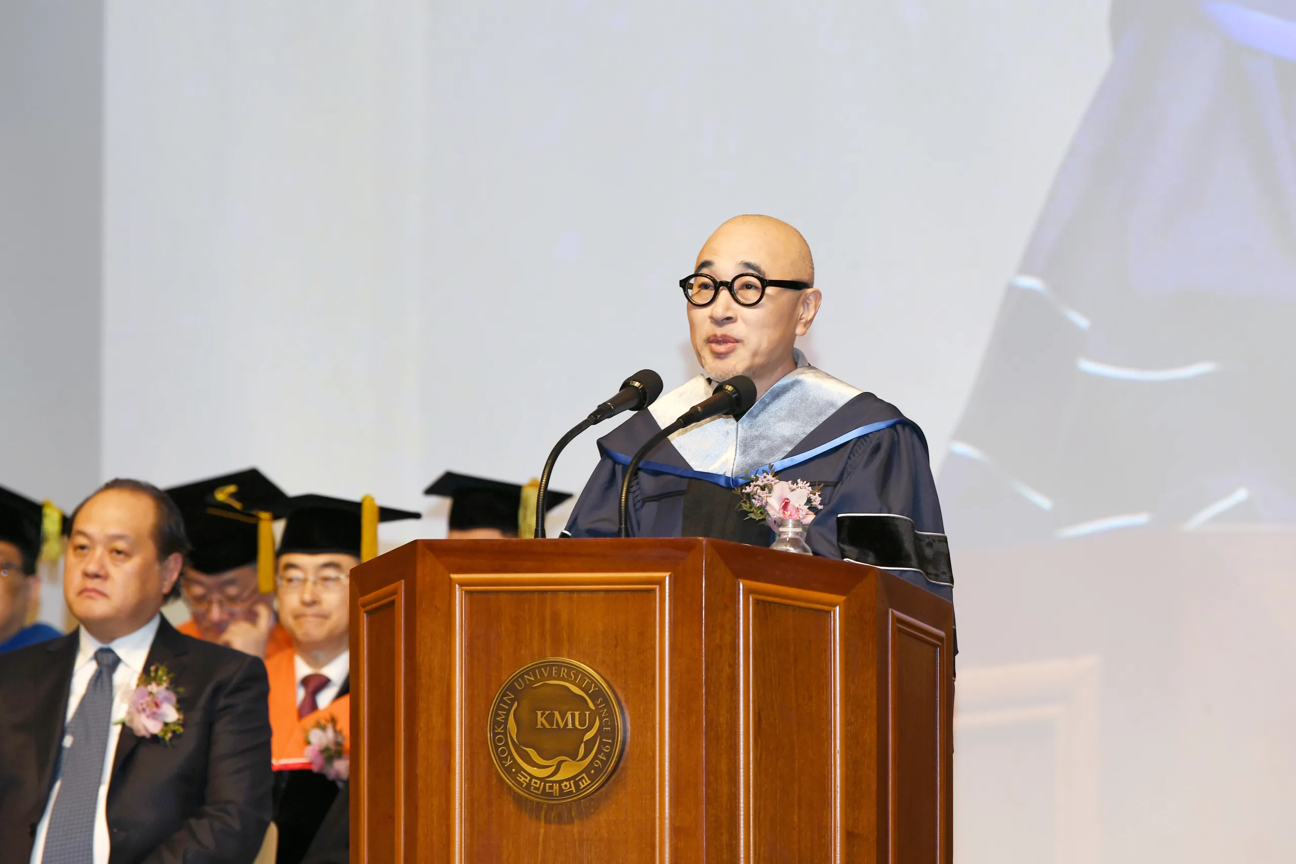 개교 80주년 기념 새 학위복을 입은 2026년 졸업생