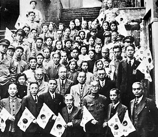 임시정부요원 환국직전(중경) (앞 줄 맨 오른쪽 신익희)