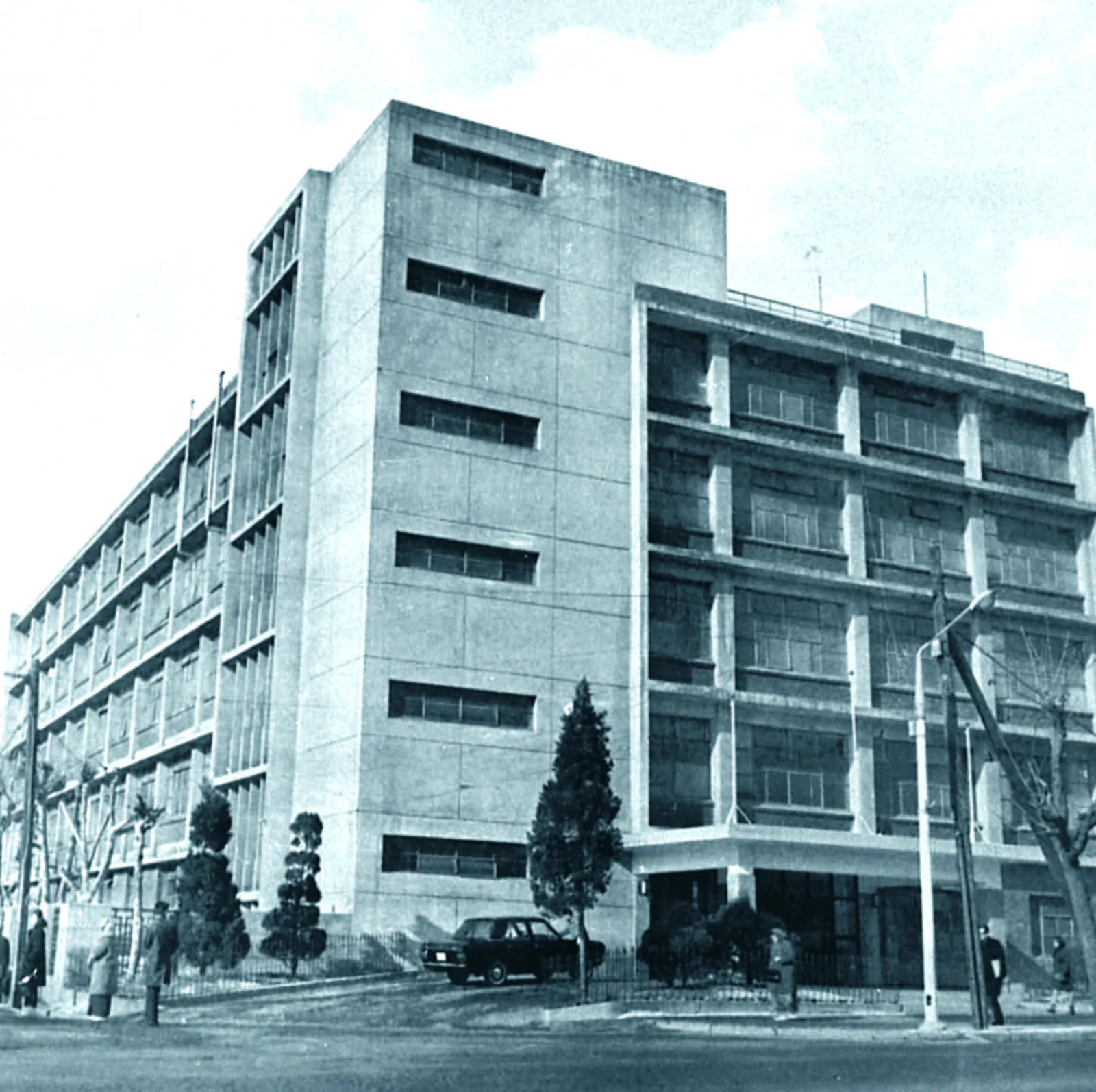 1. 창성동 캠퍼스 전경, 2. 1972학년도 신입생 환영식 장면(1972.3)