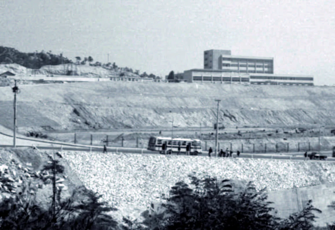 1. 제2호관(현 본부관) 준공 직후, 정릉캠퍼스 이전 당시의 모습(1971.9), 2. 박정희정권의 사립대학 설립기준에 따라 국민대 등 12개 대학의 폐지를 결정한 정부 발표(조선일보 1961년 11월 18일)
