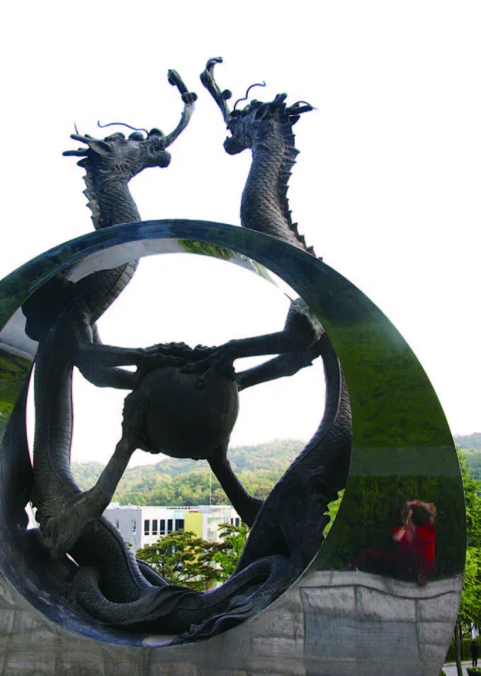 1. 제43회 배호춘계종합체전(1989.5), 2. 백호 북악관 걸개그림, 3. 교상 용드리 체막(1993.6)