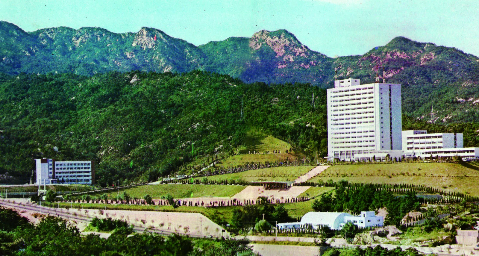 1.건물면전의 변화, 2. 1970년대 초 학교 전경, 3. 1980년대 학교 전경