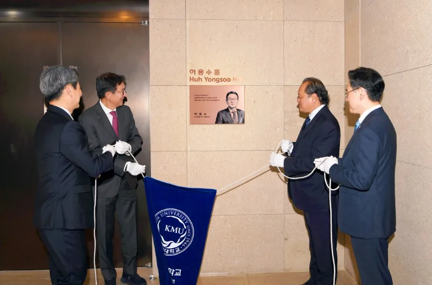 국민대, 개교 80주년 기념 '허용수홀' 현판식 개최 — 기념 촬영