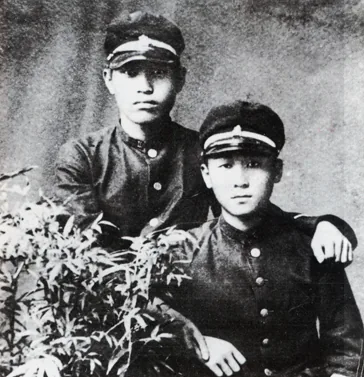 대구보통학교 시절(왼쪽 김성곤)