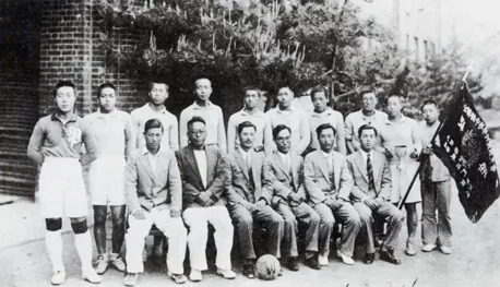 춘계연맹전에 출전한 보성고보 축구팀(1933년, 뒷줄 오른쪽 5번째 김성곤)