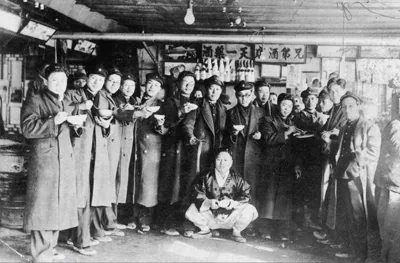 신설동 형제주점에서(1936년 경, 왼쪽에서 7번째 김성곤)